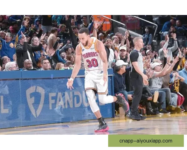 库里神奇表现引爆全场精彩瞬间 篮球赛场上的超级巨星再度震撼登场